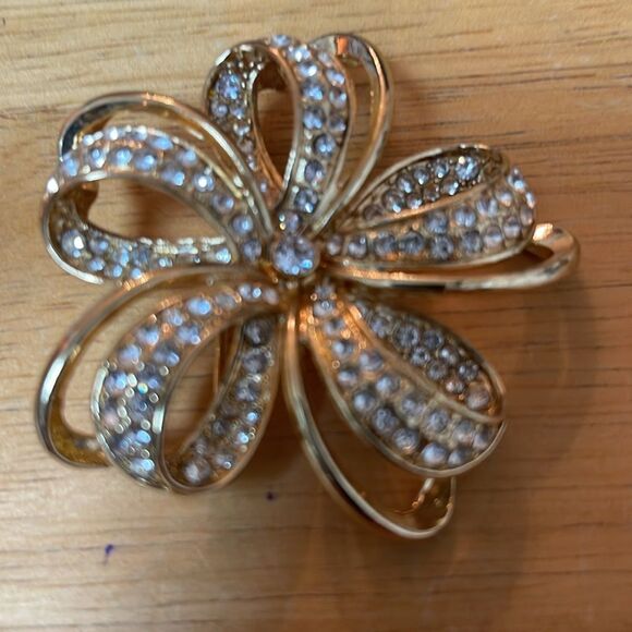 Elegant Gold and Silver Crystal Brooch - Picture 3 of 7